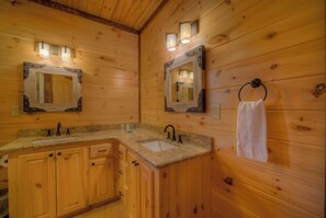 Combined shower/tub, hair dryer, towels - Sleepy Bear Hideaway - Close to Train, Mountain Views, Hot Tub (Blue Ridge)