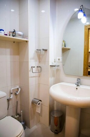 Secadora de cabello, toallas, jabón, papel de baño