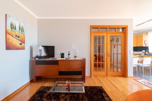 TV - Apartment Laranjeiras, A lovely apartment in the Heart of Calheta (Calheta)