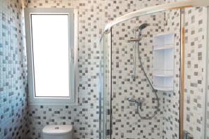 Combined shower/tub, hair dryer, towels, soap - Apartment Laranjeiras, A lovely apartment in the Heart of Calheta (Calheta)
