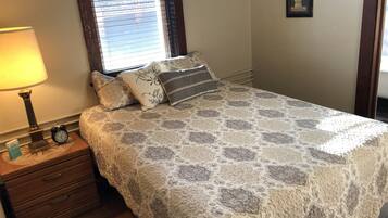 1 bedroom, desk, WiFi, bed sheets