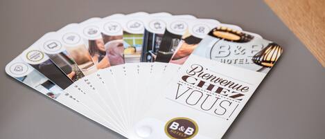 Un aficionado a las tarjetas de bienvenida de B&B Hotels con diversas comodidades y servicios de la habitación.