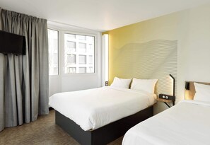 مكتب وتجهيزات عازلة للصوت وملاءات أسرّة