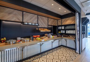 Se ofrece un desayuno bufé todos los días (por un coste adicional)