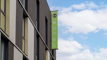 Un letrero de hotel con la leyenda 'B&B' y 'HOTEL' en un cartel verde.