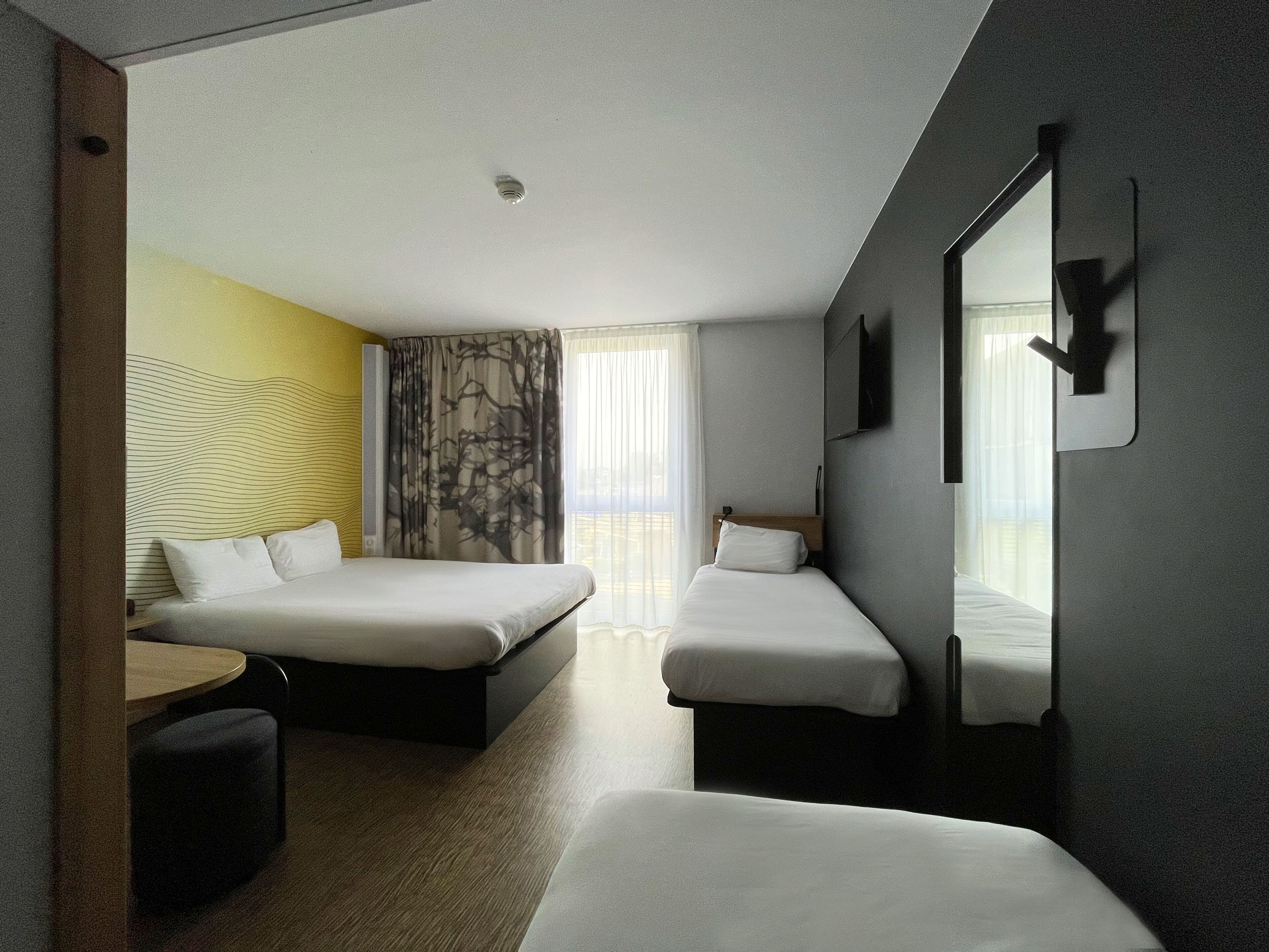 quadruple room | 1 bedroom, desk, blackout curtains, soundproofing