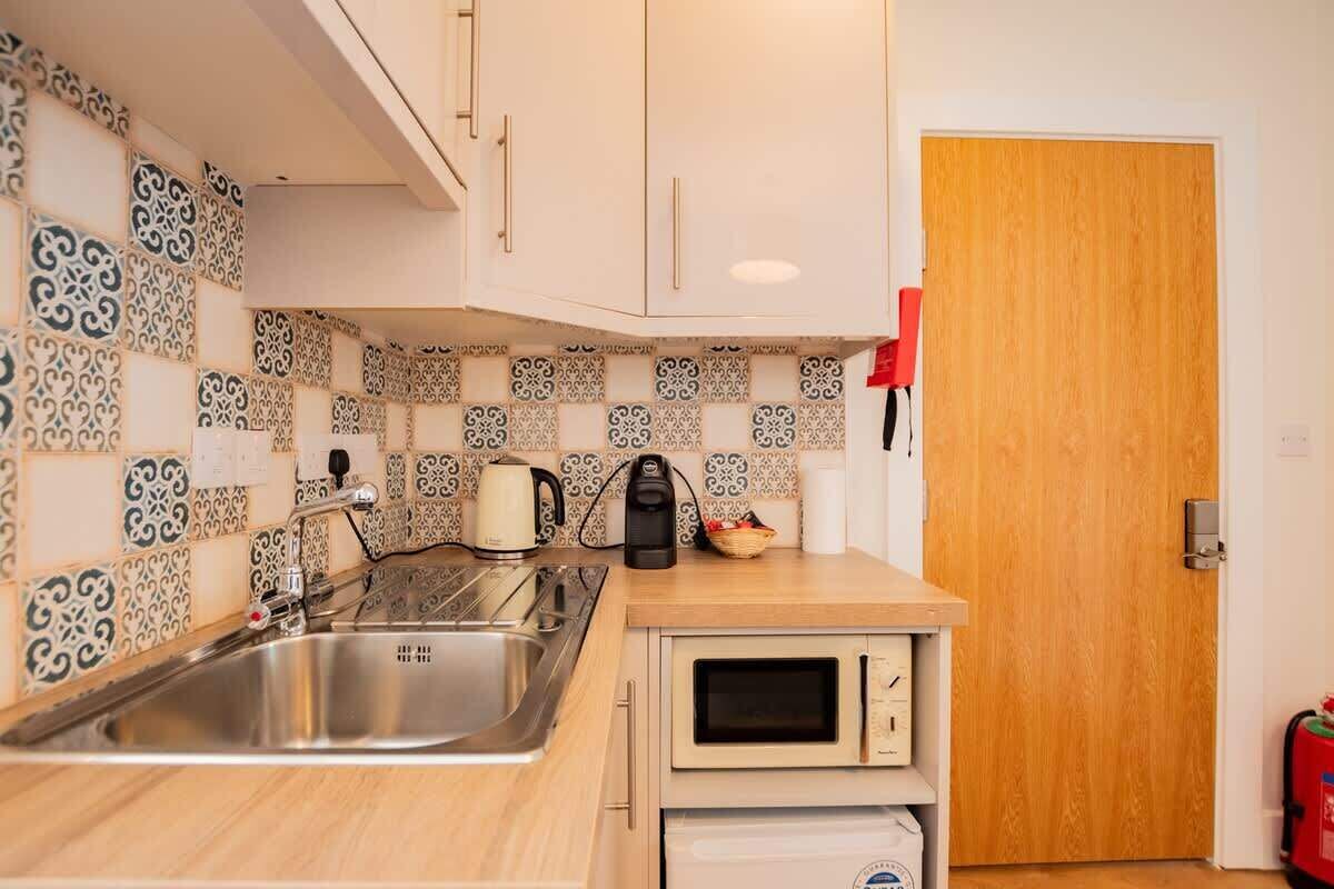 Køleskab, mikrobølgeovn, ovn, kaffe-/temaskine