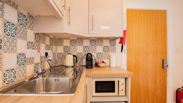 Køleskab, mikrobølgeovn, ovn, kaffe-/temaskine