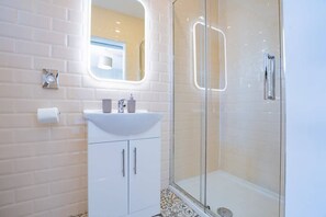 Dusch, hårtork och handdukar