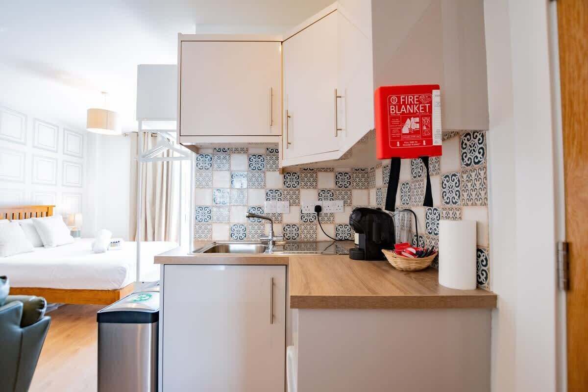 Fridge, microwave, oven, coffee/tea maker