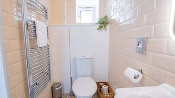 Suihku, hiustenkuivaaja, pyyhkeet