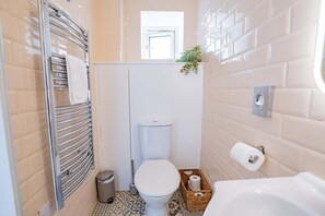 Shower, hair dryer, towels - Eyre View Suites - Studio #2 - Sleeps 2 (Galway City)