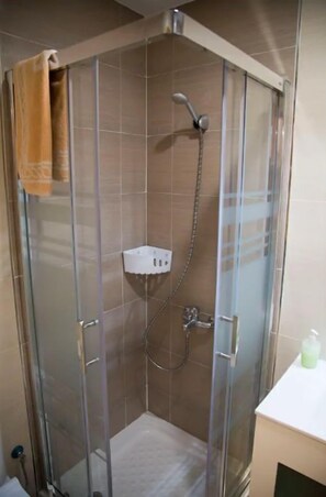 Douche, sèche-cheveux, serviettes fournies, savon