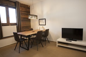 Lägenhet Comfort | Vardagsrum | 120-centimeters platt-tv med kabelkanaler och LED-tv