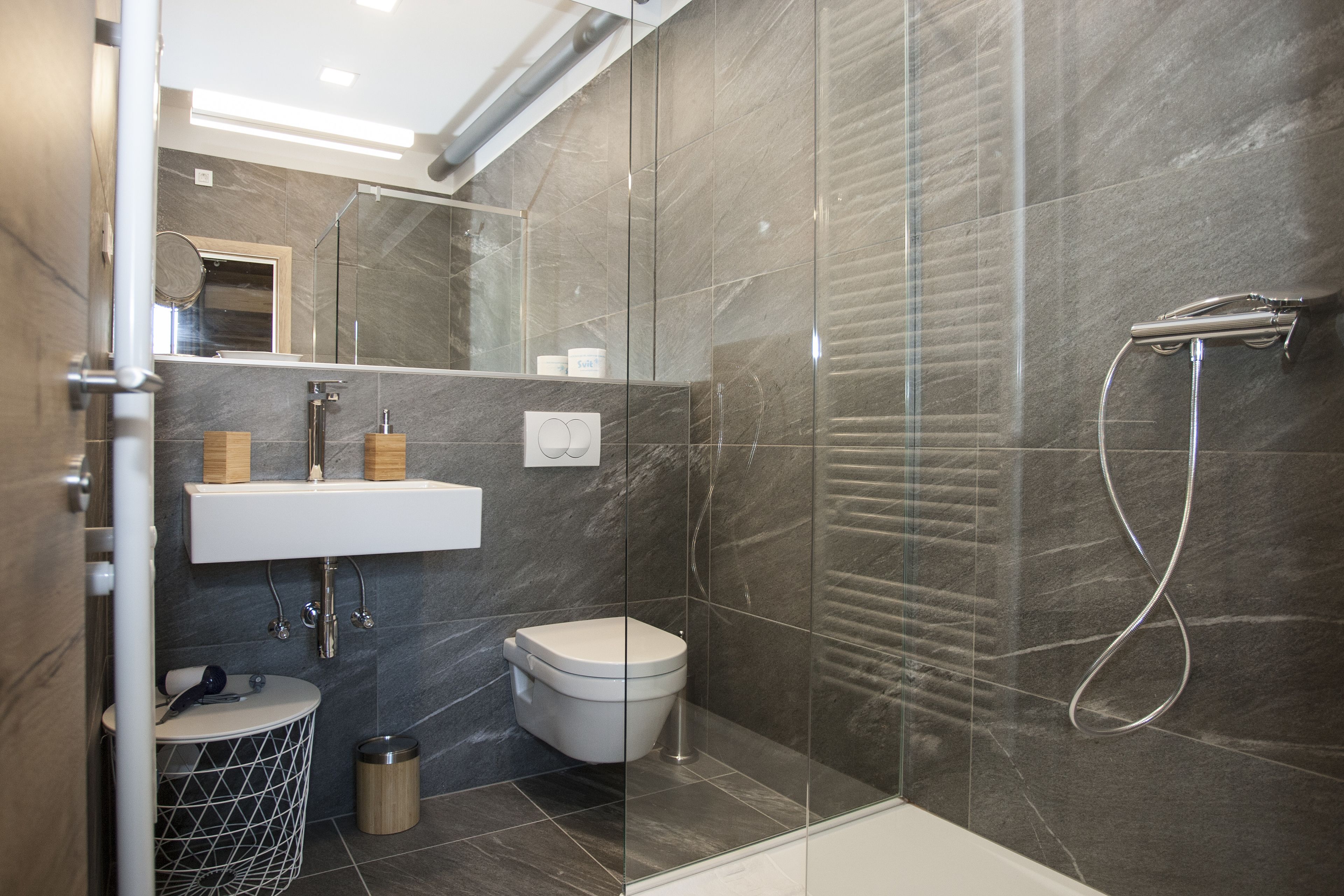 Comfort-Studio | Badezimmer | Dusche, Haartrockner, Handtücher, Seife