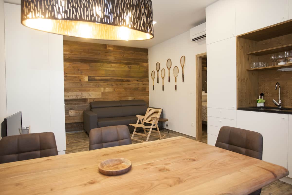 Departamento Confort | Área de sala de estar | Televisión de pantalla plana de 120 cm con canales por cable