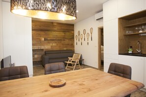 Apartament Comfort | Sala d'estar | Televisor de pantalla plana de 120 cm amb canals per cable 