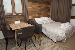 Studio Comfort | Vardagsrum | 120-centimeters platt-tv med kabelkanaler och LED-tv