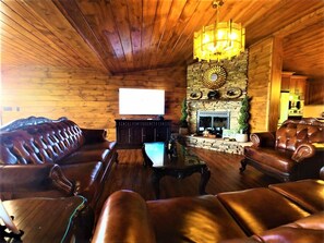 Smart TV, fireplace, ping pong - Christine's Paradise! (Sevierville)