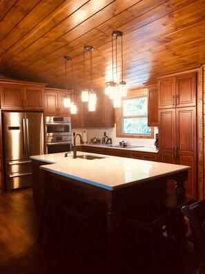 Fridge, microwave, oven, stovetop - Christine's Paradise! (Sevierville)