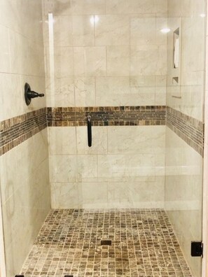 Chuveiro, banheira de hidromassagem, secador de cabelo, toalhas de banho