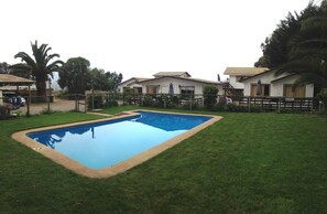 Una piscina al aire libre de temporada