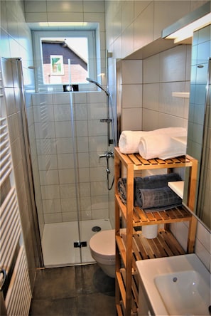 Familie appartement | Badkamer | Een douche, een hydromassagedouche, gratis toiletartikelen