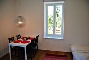 Family Apartment | Living area | 100-cm flat-screen TV with cable channels, TV - Rose Valley Ljubljana (Ljubljana)