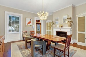 Dining - Heated Pool Access | 5*Clean | Flex Cancelation (Savannah)