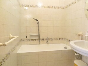 A bathroom with a bathtub, a shower, and a sink. - Wine Apartments Florence Merlot (Florence)