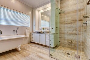Kamar | Kamar mandi | Bathtub dan shower terpisah dan pancuran hujan