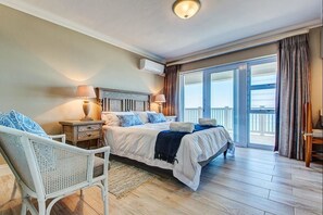 Minibar, in-room safe, desk, laptop workspace - Marine Manor (Mossel Bay)