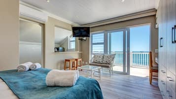 Robben Island | Minibar, in-room safe, desk, laptop workspace