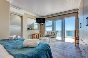 Robben Island | Minibar, in-room safe, desk, laptop workspace