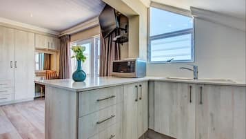 Cape Point | Private kitchenette | Fridge, microwave, coffee/tea maker, electric kettle