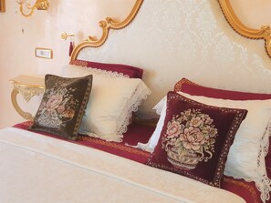 1 Schlafzimmer, Schreibtisch, schallisolierte Zimmer