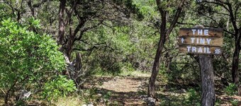 Quaint Tiny House Bed & Breakfast med vakker utsikt over Texas Hill!