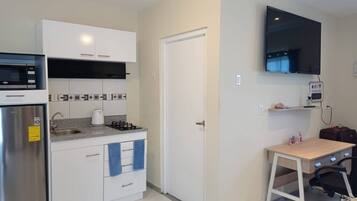 Réfrigérateur, micro-ondes, plaque de cuisson, bouilloire électrique