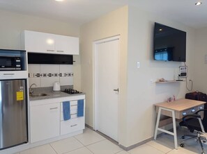 Kjøleskap, mikrobølgeovn, kokeplater og vannkoker