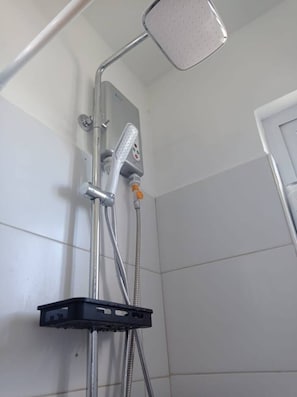 Douche, serviettes fournies, papier toilette