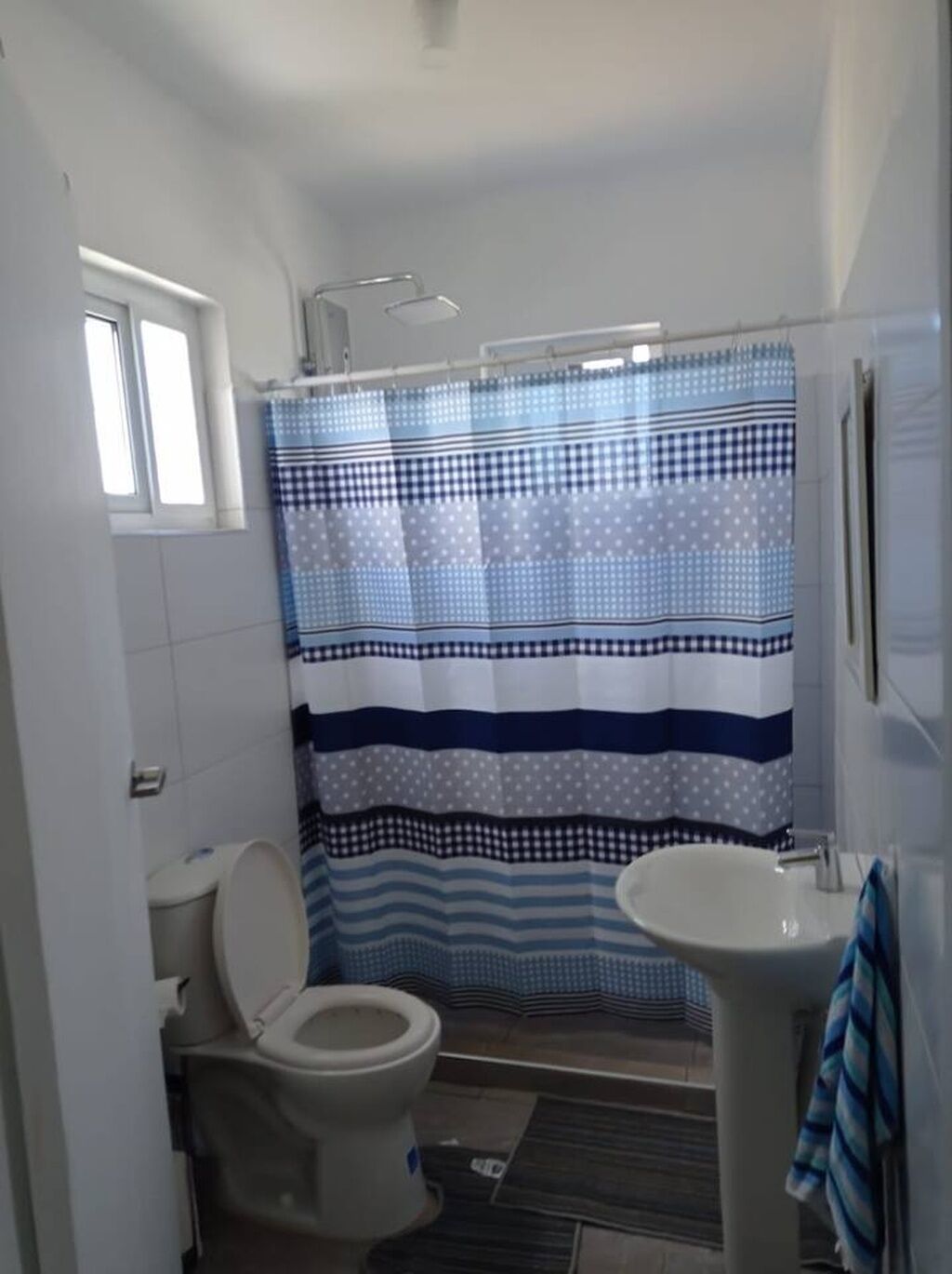 Douche, serviettes fournies, papier toilette