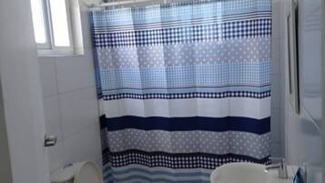 Douche, serviettes fournies, papier toilette