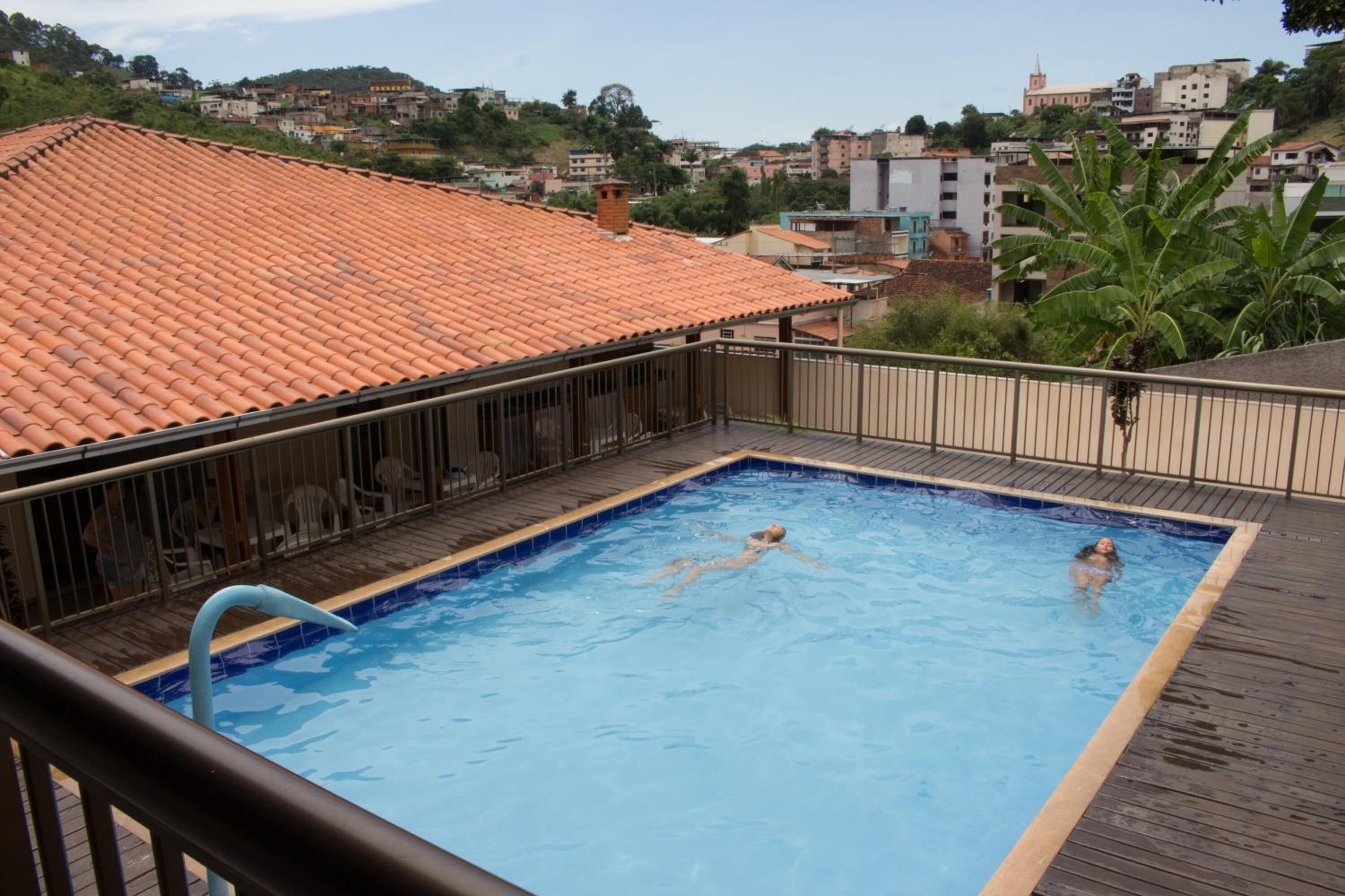 Piscina externa, espreguiçadeiras