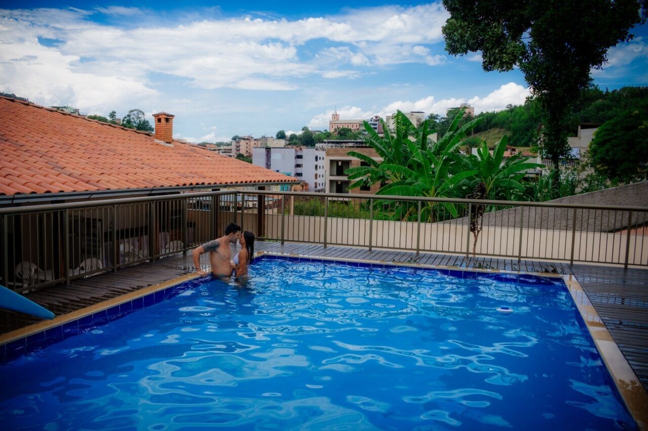 Piscina externa, espreguiçadeiras