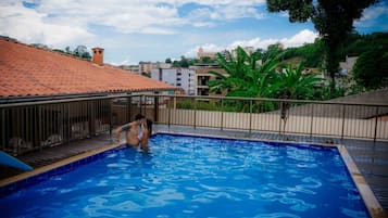 Piscina externa, espreguiçadeiras