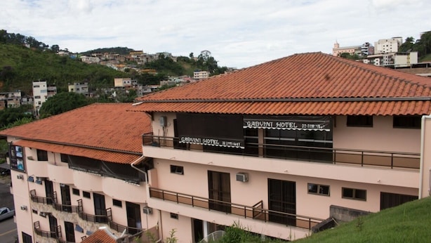 A hotel with a red-tiled roof, balconies, and a sign indicating it is the Gabvini Hotel. - Gabvini Hotel (Lima Duarte)