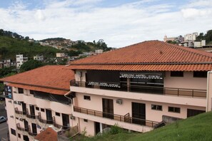 A hotel with a red-tiled roof, balconies, and a sign indicating it is the Gabvini Hotel. - Gabvini Hotel (Lima Duarte)
