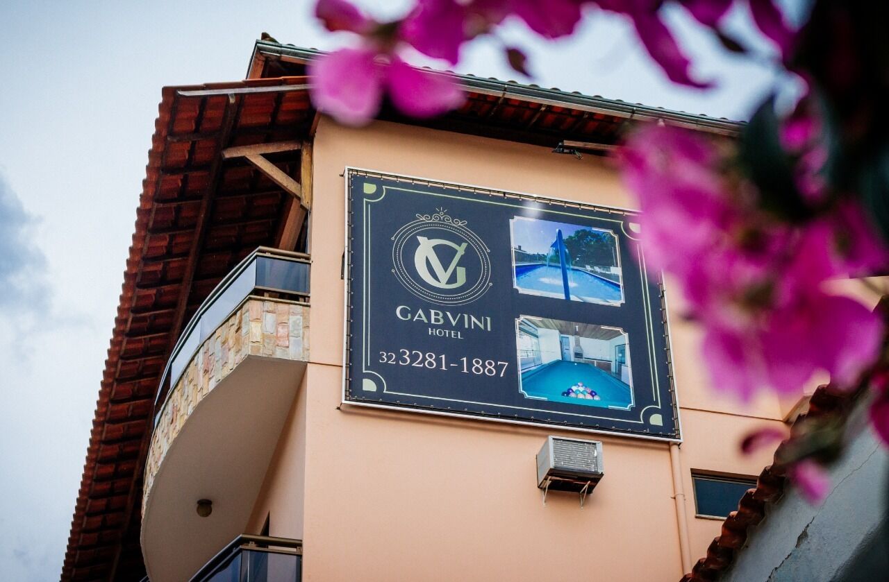 Une enseigne d’hôtel portant le nom « GABVINI HOTEL » et le numéro de téléphone « 323281-1887 ».