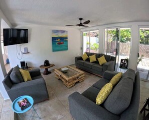 TV, offices - 4BR Casa Santa Cruz-Private Pool & Walk to Beach! (Huatulco)