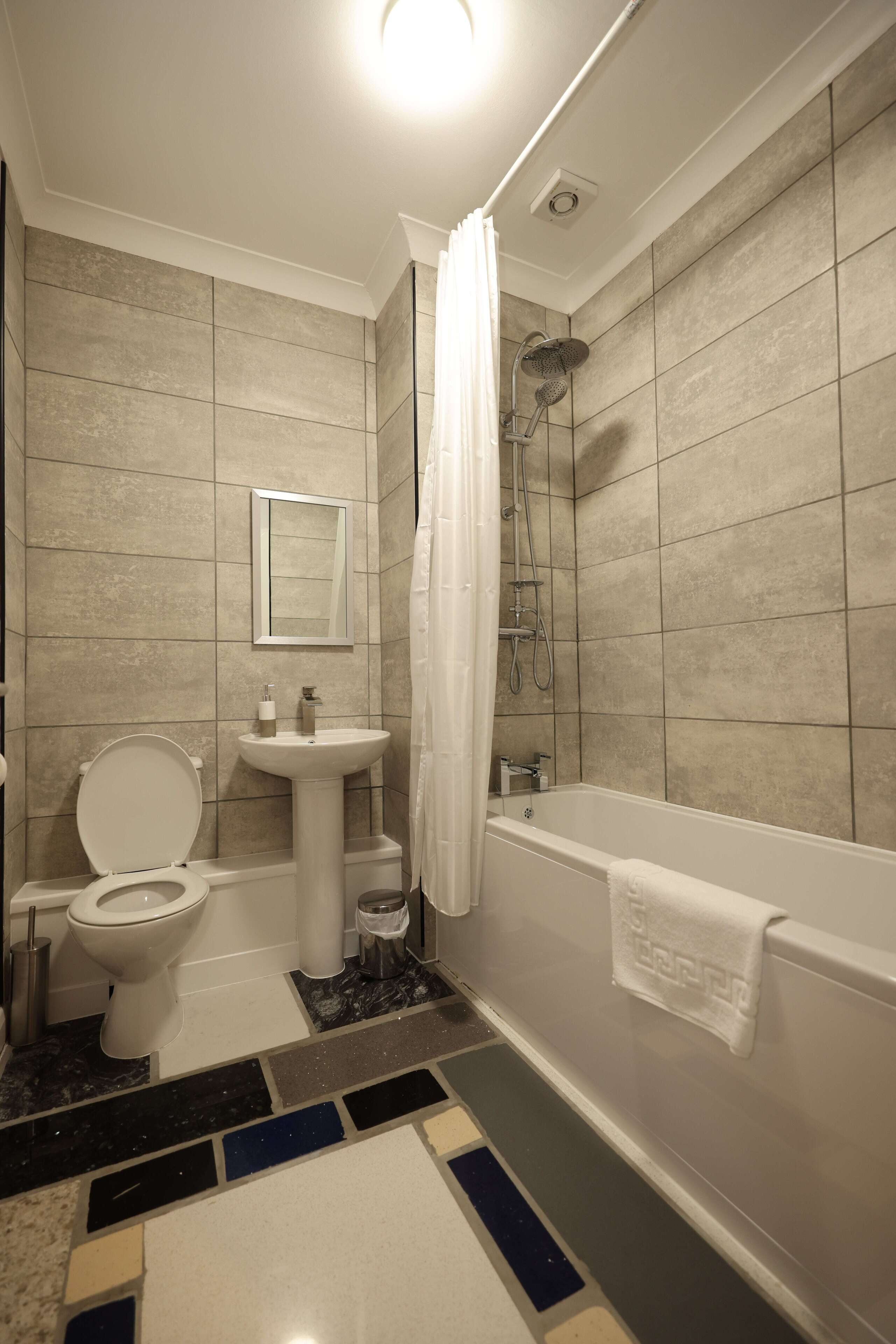 family quadruple room | bathroom | deep-soaking bathtub, free toiletries, towels